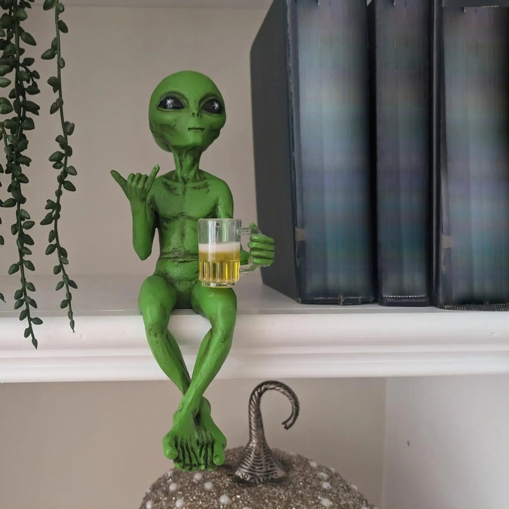 Green Alien Statue Beer Drinking Alien Sculpture Home Decor Ornaments Resin Novelty Collectibles Funny Desktop Decoration